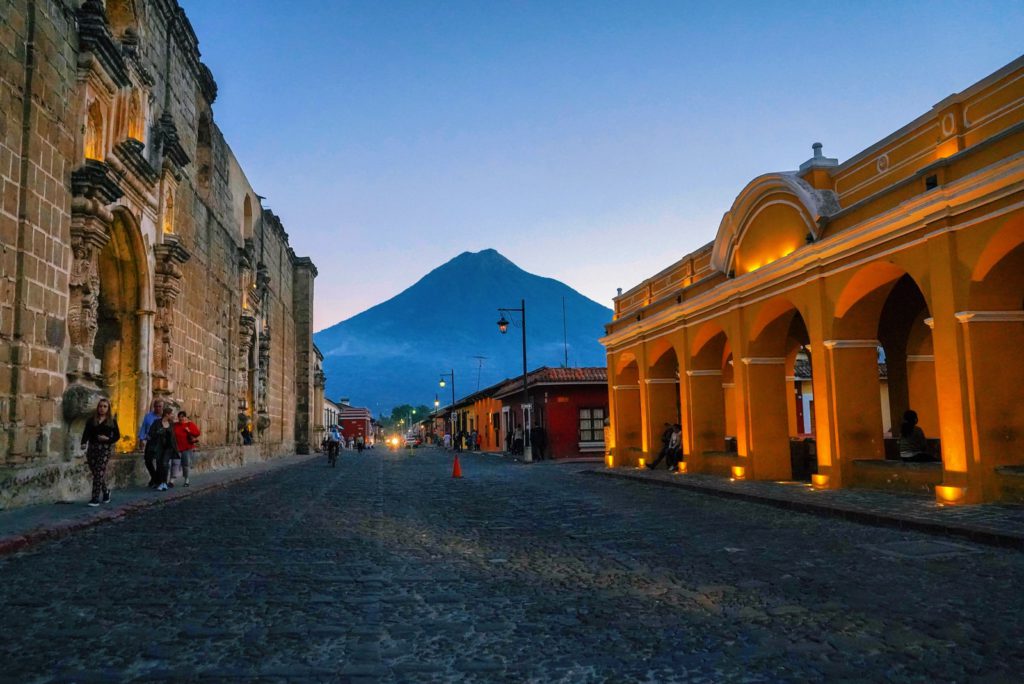 edifício de concreto marrom próximo à montanha