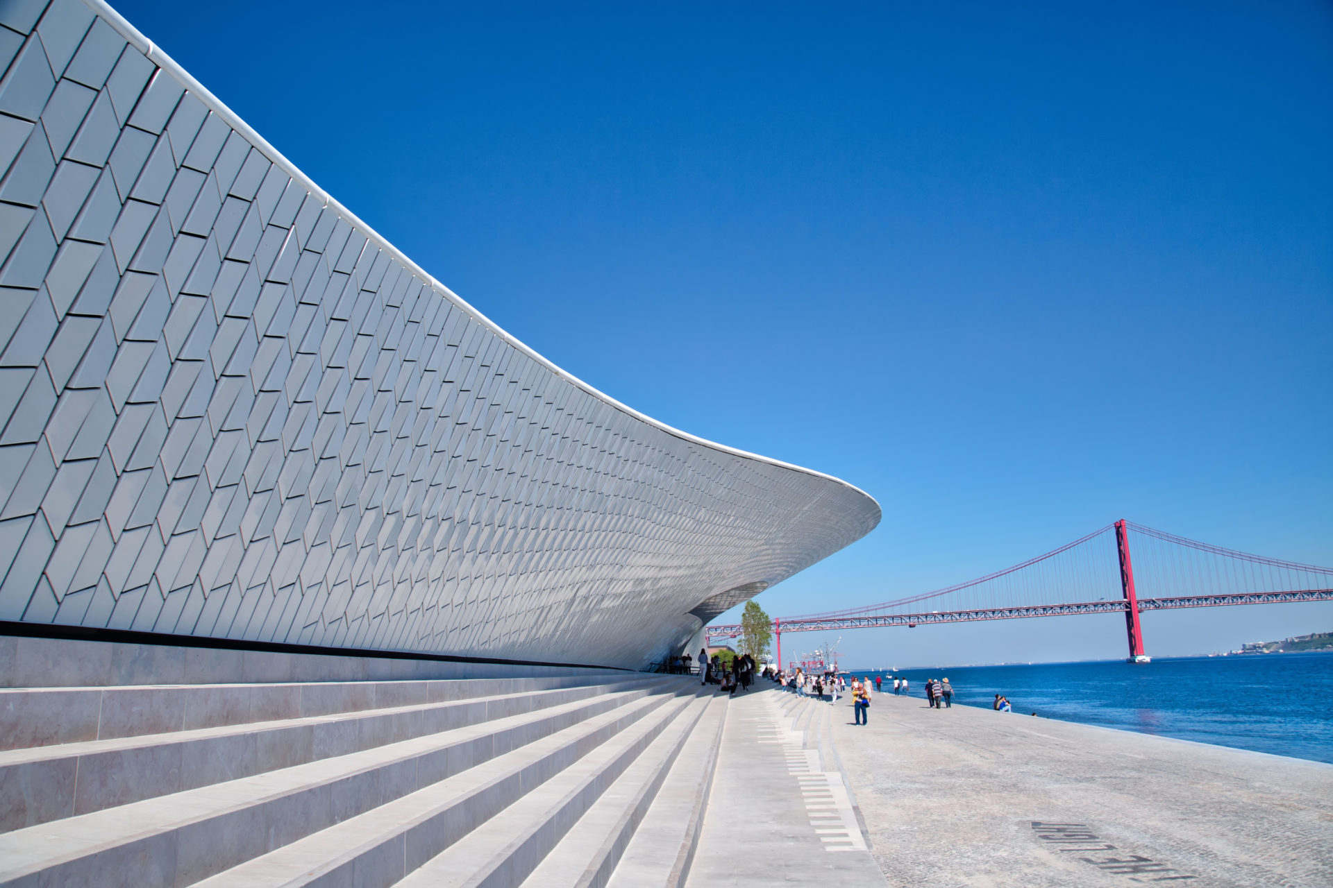 Museu MAAT em Lisboa perto do rio Tejo