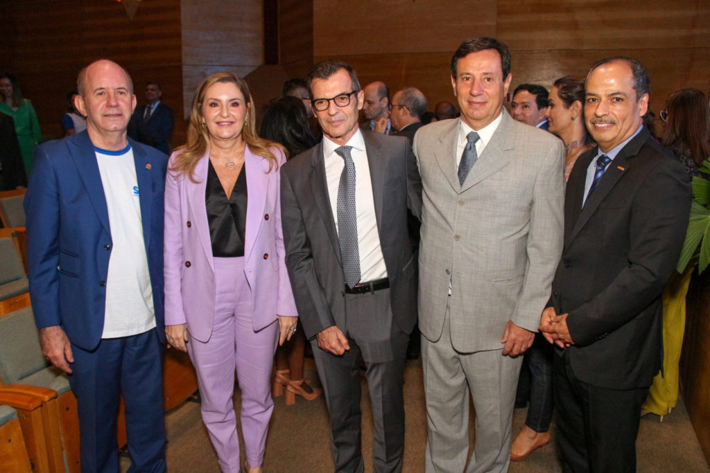 René de Oliveira e Sousa Júnior et Hana Ghassan Tuma de l'État du Pará avec Manuel Schiappa Pietra, Marcos Peano et Aldo Sagastume de FreeBalance.