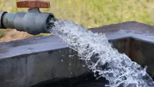 Imagem de uma torneira a bombear água