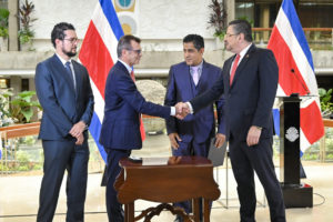 Le président-directeur général de FreeBalance, Manuel Schiappa Pietra, serre la main du président du Costa Rica, Rodrigo Chaves Robles.